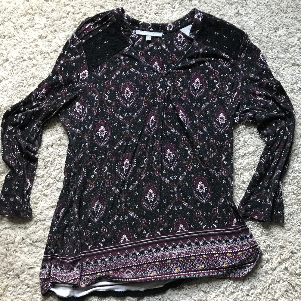 Gorgeous pull over top with beautiful shoulder detail. Daniel Rain size medium